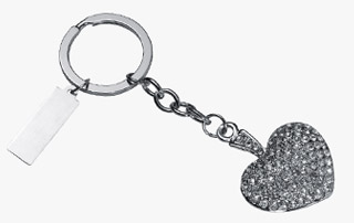 Breloc metalic cu forma de inimioara decorat cu pietre lucioase si placuta metalica pentru personalizare